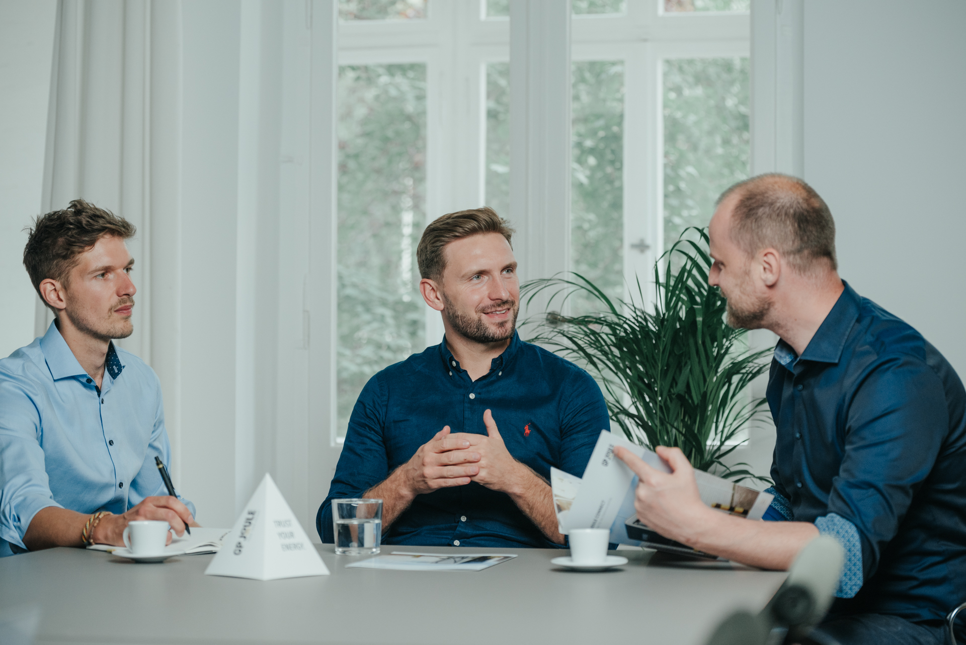 GP JOULE CONNECT Consulting Mitarbeiter im Beratungsgespräch