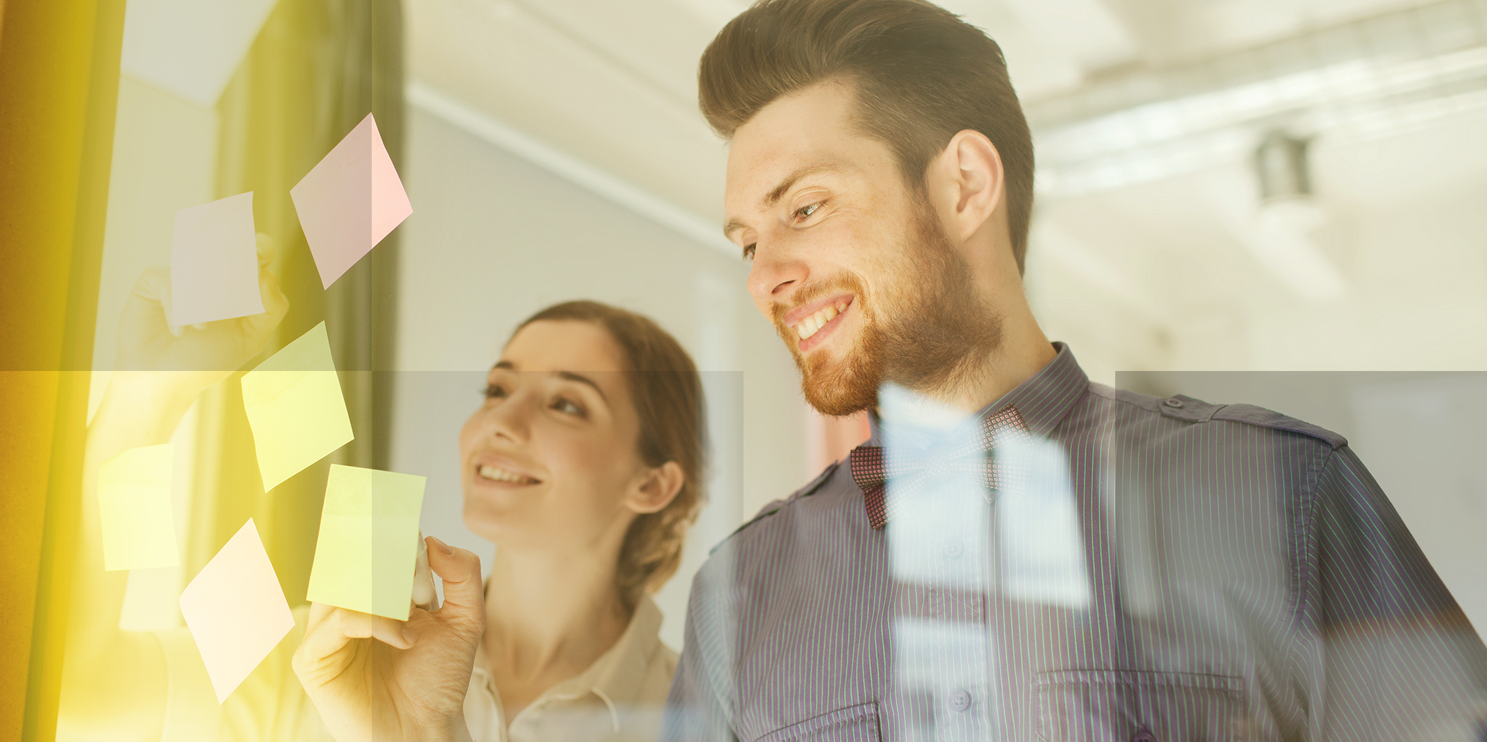 Kollegen zusammen am arbeiten am Pinnboard