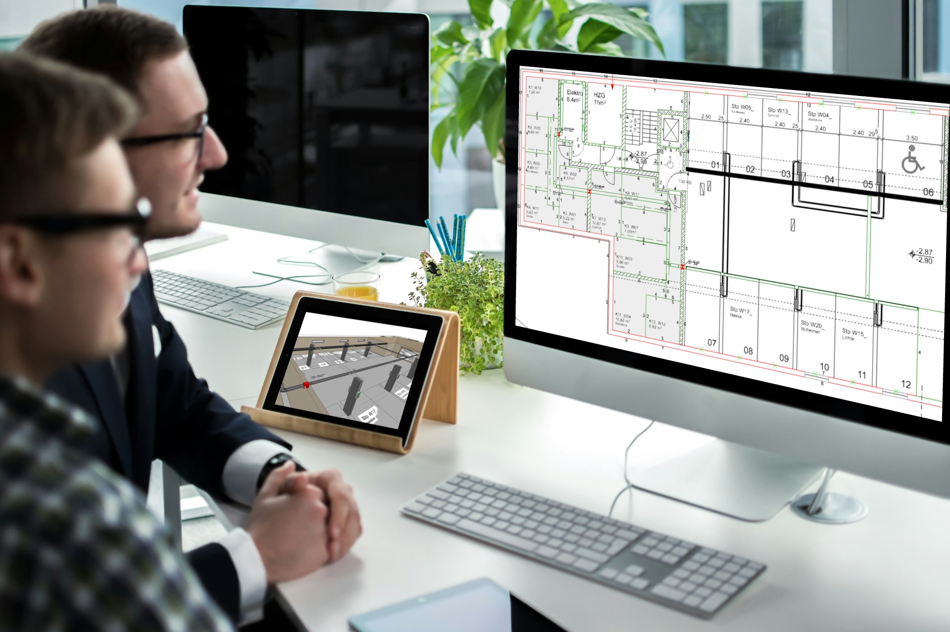 Mac und iPad mit Skizzen und 3D-Planung